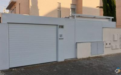 Nueva fachada con puerta de garaje  enrollable - Pasalum