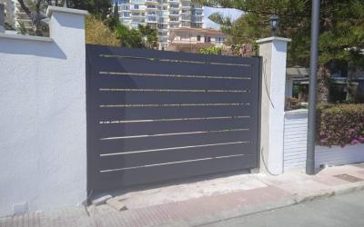 Puerta Pivotante y puerta peatonal al - Pasalum