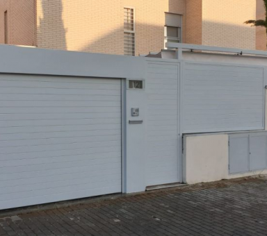 Nueva fachada con puerta de garaje  enrollable